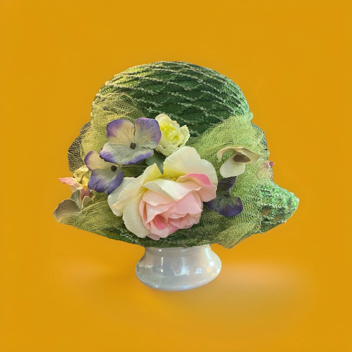 Saks Hat In Women display picture 1