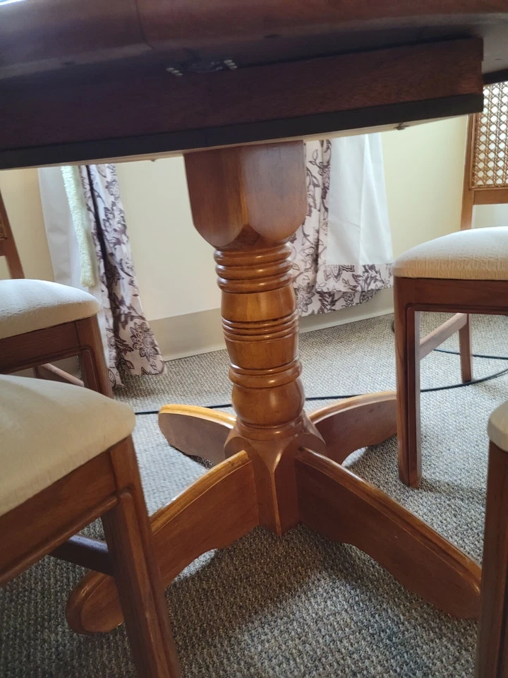 Mesa de comedor de roble macizo con 4 sillas Foto 2 de 4