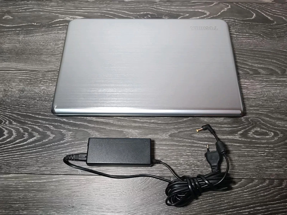 Toshiba Satellite S70 Notebook Laptop PC 2.5 GHz i3 Windows - Bild 2 von 4