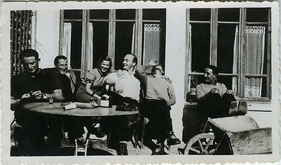 OLD PHOTO - VINTAGE SNAPSHOT - FUNNY ALCOHOL DRUNK APERITIF GROUP - DRUNK