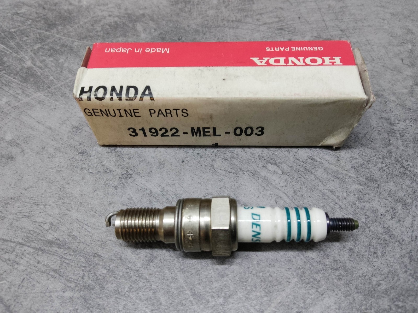 Spark plug VUH27ES HONDA 31922-MEL-003