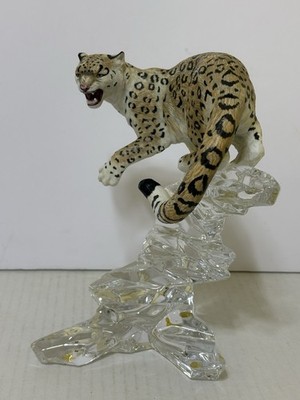 Franklin Mint Porcelain SNOW LEOPARD Cat Figurine on Crystal Base - NICE