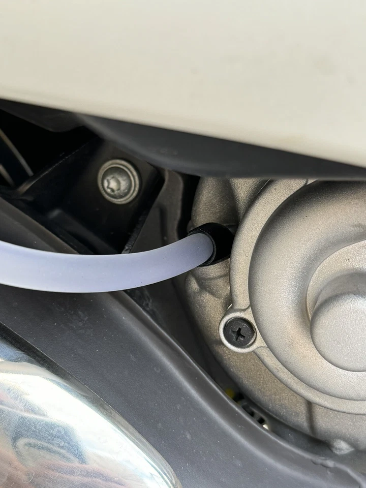 Vespa 300/250GTS Kit Rabbocco Olio Motore VESPA GTS topping Up Engine Oil - Image 2 of 4