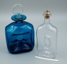 Designer Glasflaschen mit Vertiefung im Bauch, Mundgeblasen, blau bzw klar