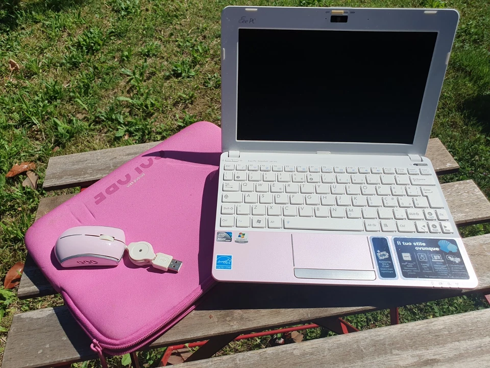 ASUS computer rosa con custodia e mouse - Immagine 3 di 4