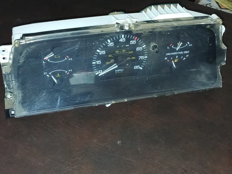 Mazda B2300 1995 2,3 2x2 indicadores de cuadro de instrumentos Foto 2 de 4