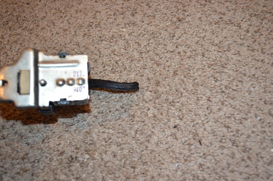 1986-1988 CHEVROLET MONTE CARLO HEADLIGHT SWITCH LAMP LIGHT SWITCH USED OEM Foto 3 de 4