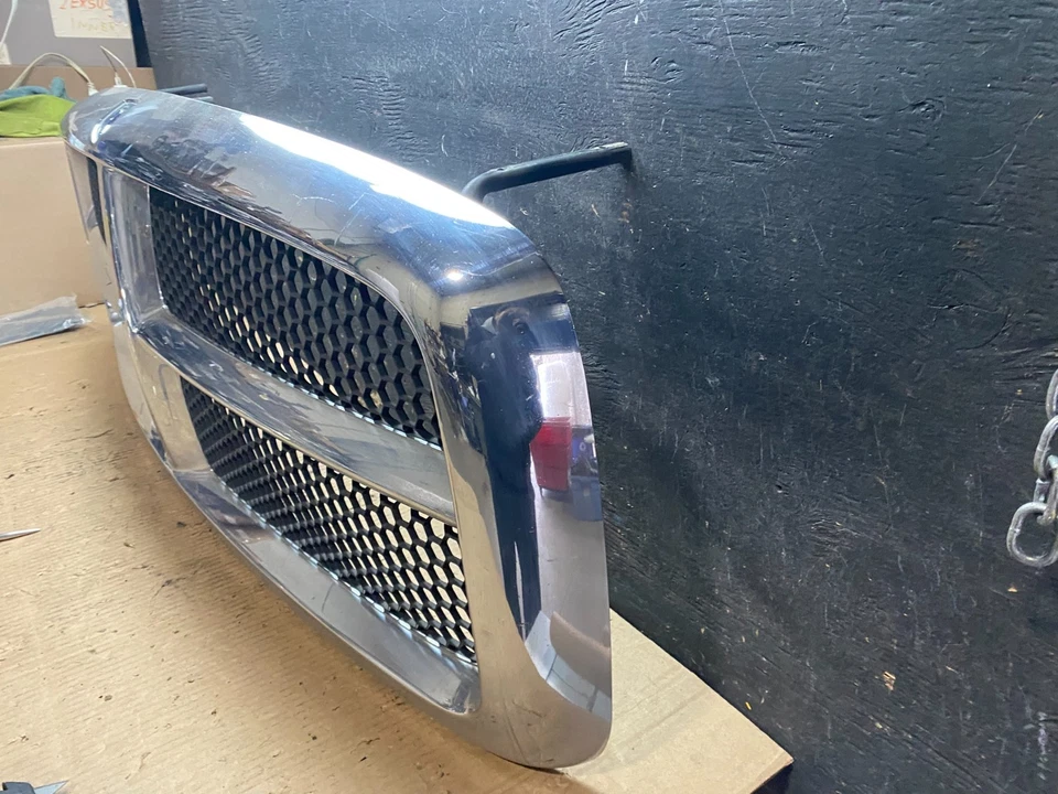 Dodge Ram 1500 2002 2003 2004 2005 OEM parrilla delantera superior U6111 DG Foto 2 de 4