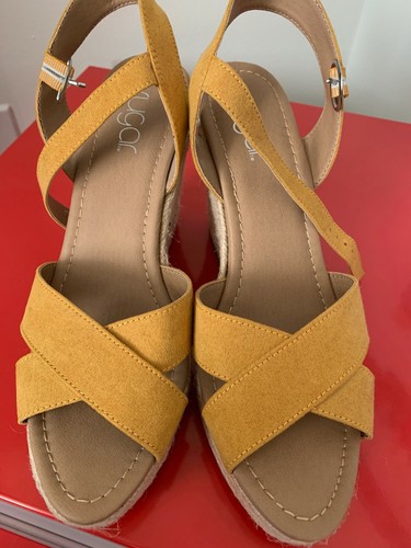 yellow sandals size 9