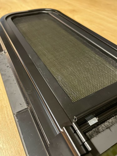 LEFT HAND UNIVERSAL PRIVACY SLIDING WINDOW 780 X 240 MM FLY SCREEN, BOND & TRIM - Picture 5 of 12