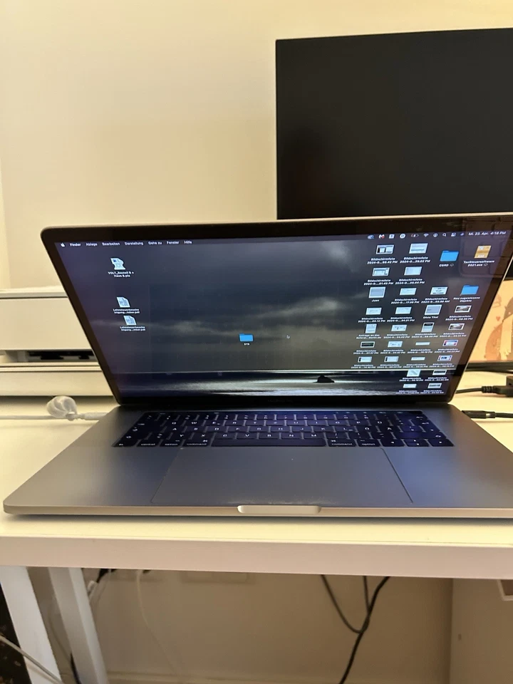 MacBook Pro 15 Zoll 2017, 512GB, Grau - Bild 2 von 4