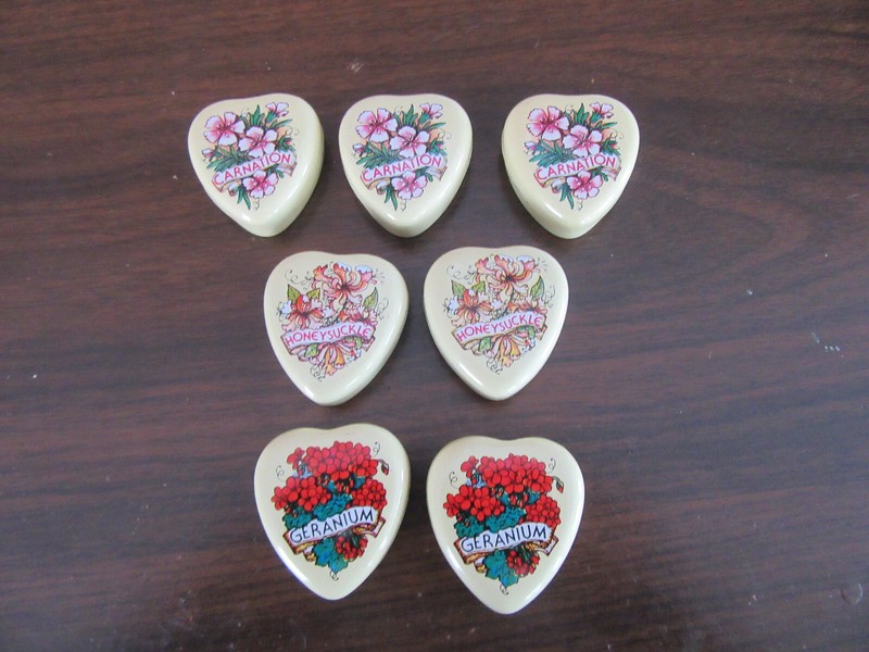 New 7 Mini heart shaped 2 pcTins w Candles inside &  pic of flowers on top 