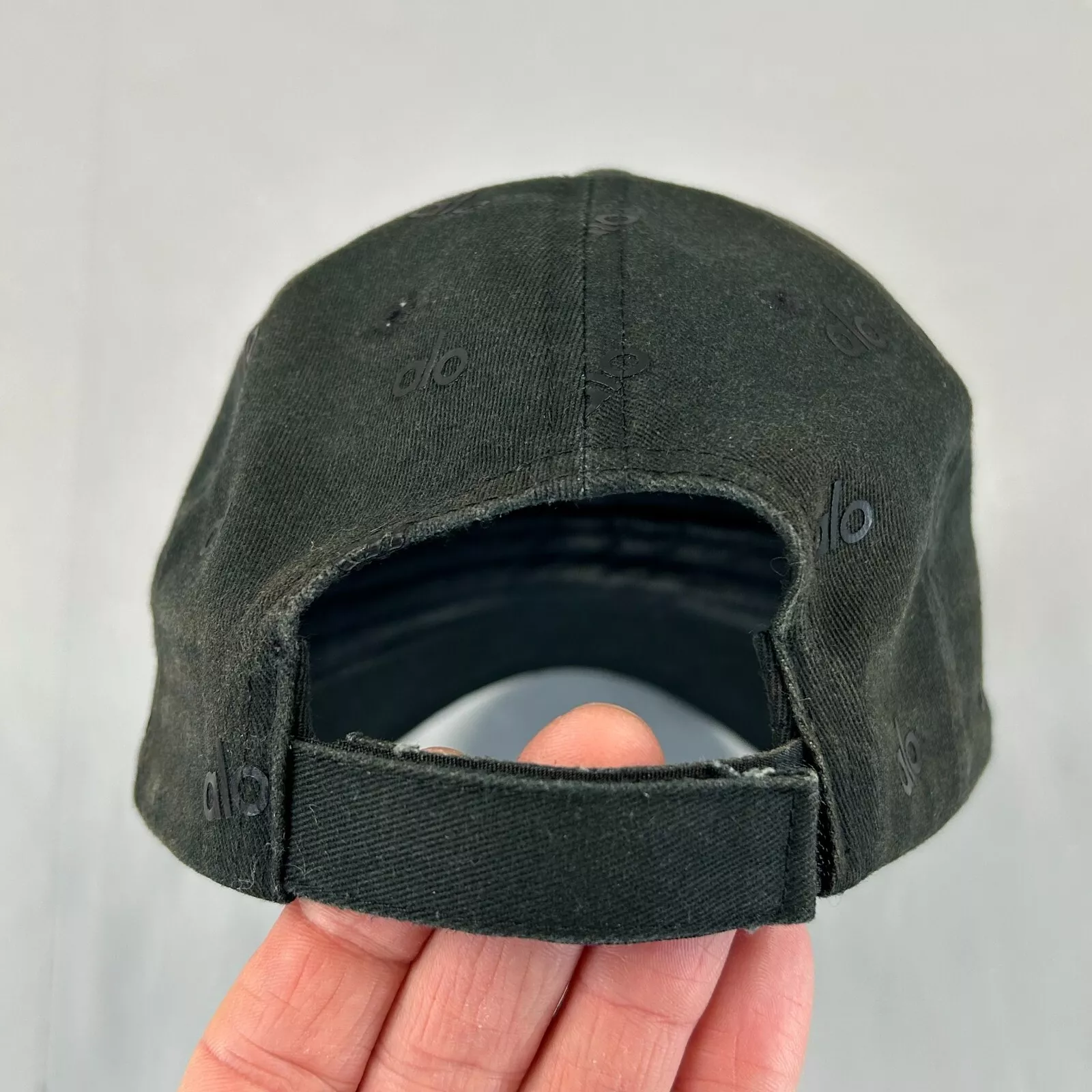 alo-yoga hat cap strap back athleisure yoga hiking running workout active logo 