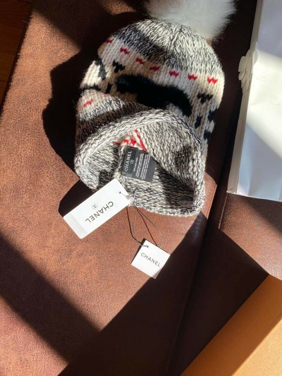Chanel Black White Red Pom Pom Wool CC Logo Knit Beanie  display picture 3