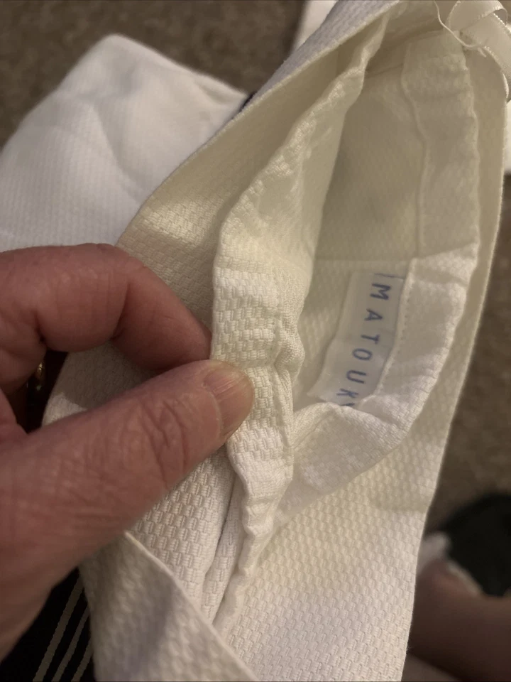 Conjunto de 2 fronhas de travesseiro Matouk Off White com listras marinhas texturizadas 17”X 9” - Imagem 2 de 2