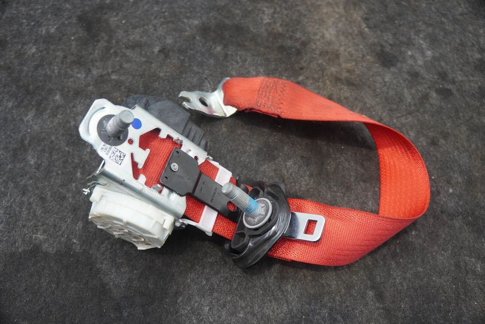 Cinturón de seguridad trasero derecho retractor rojo cupé 84880724 OEM Chevrolet Camaro 2017-24 Foto 2 de 3