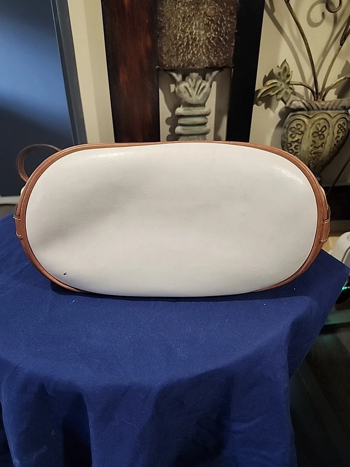 Bolso de Hombro Perlina Sirio Blanco Con Borde Marrón, 10" W X 10" TX 5-1/2" Profundidad. Foto 4 de 4