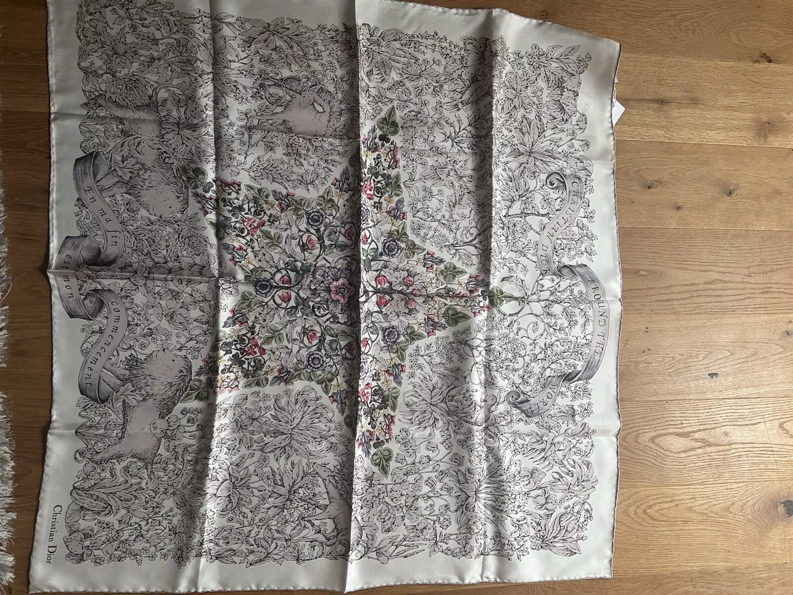Foulard Dior autour du monde