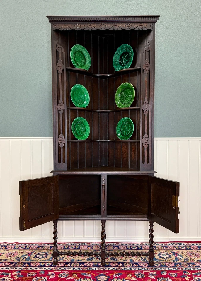 Antiguo gabinete esquinero inglés jacobeo cebada patas torcidas llave roble ALTO años 20 Foto 4 de 4