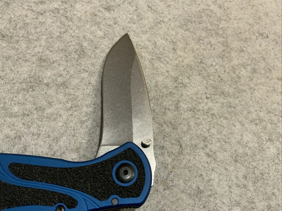 Navaja de bolsillo Kershaw 1670NBSW azul marino desenfocada con clip de titanio personalizado Foto 2 de 4