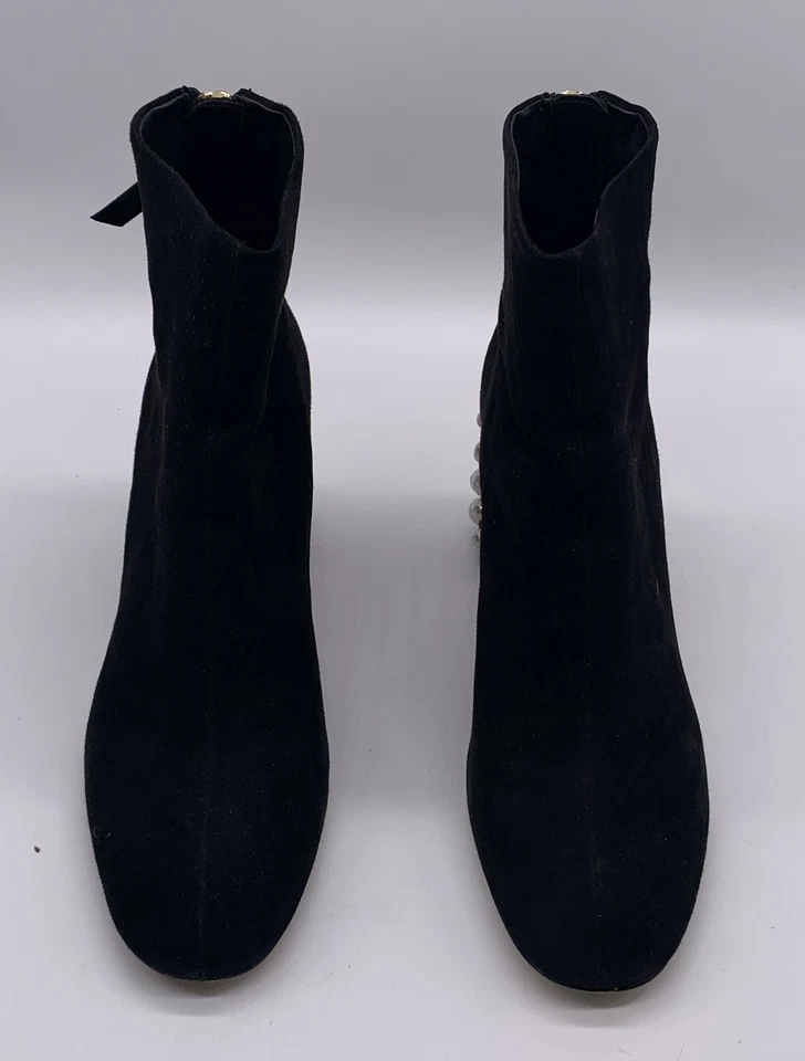 Alice + Olivia Bota Gamuza Negra con Tacón Perla Talla 37.5 (FALTA 1 PERLA) Foto 2 de 4