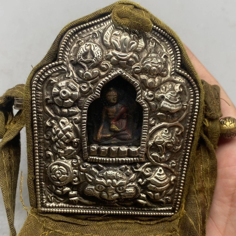 Colgante de caja Gau de latón tibetano/nepalí | Bolso amuleto Buda vintage (hecho a mano) Foto 3 de 4