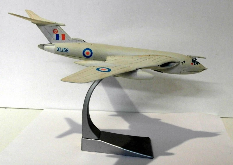 Corgi 1/144 Scale Diecast 48702 - HP Victor MK2 RAF All White Anti Flash Finish - Image 3 of 4