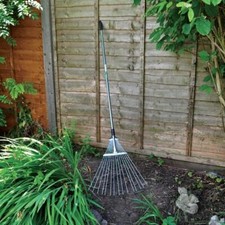 Adjustable 15 Teeth Metal Leaf Rake Garden Tool with Telescopic Handle 160cm