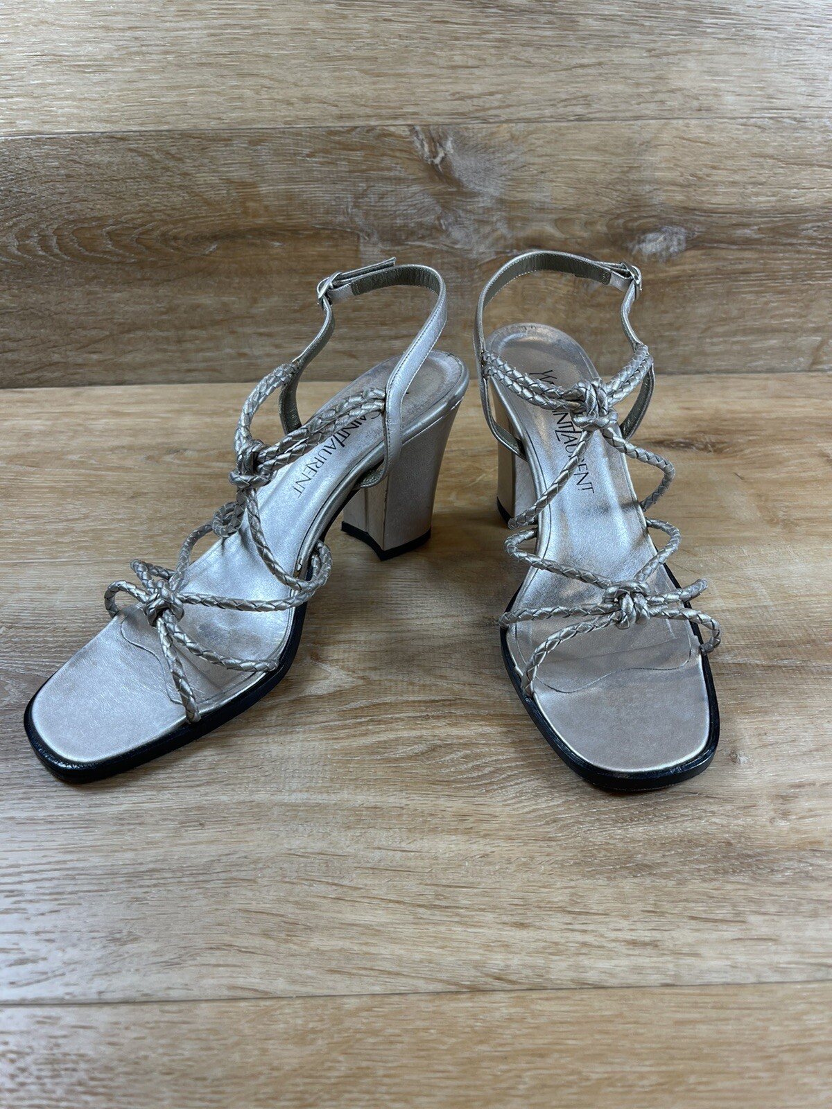 Sandalo Yves Saint Laurent in pelle intrecciata argento tacco grosso punta aperta 8 M