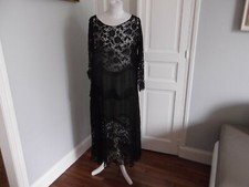 Vêtement ancien : Robe en crêpe et dentelle  des années 20