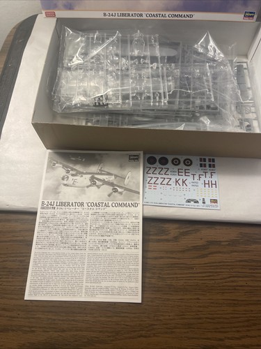 Hasegawa LE 1/72 Scale B-24J Liberator 'Coastal Command' Model Kit 01960 NOB - Picture 8 of 12