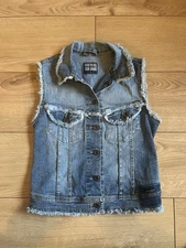 Vintage Frayed Sleeveless Denim Waistcoat by Freesoul – Distressed Look, Retro,M