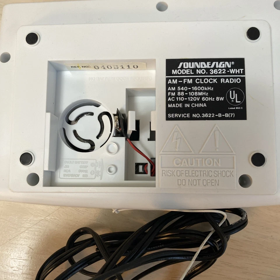 Retro Soundesign AM-FM Electronic Clock Radio Model No. 3622-WHITE No Fading - Image 4 of 4