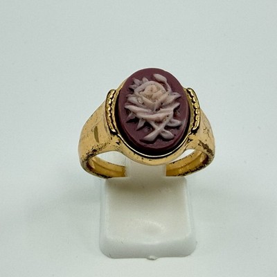 Vintage Gold Tone Carved Faux Cameo Rose Ring Mauve Pink Molded Floral Signet