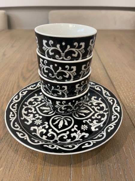 Juego de 4 tazas y platos de café/sake blanco y negro del mercado mundial