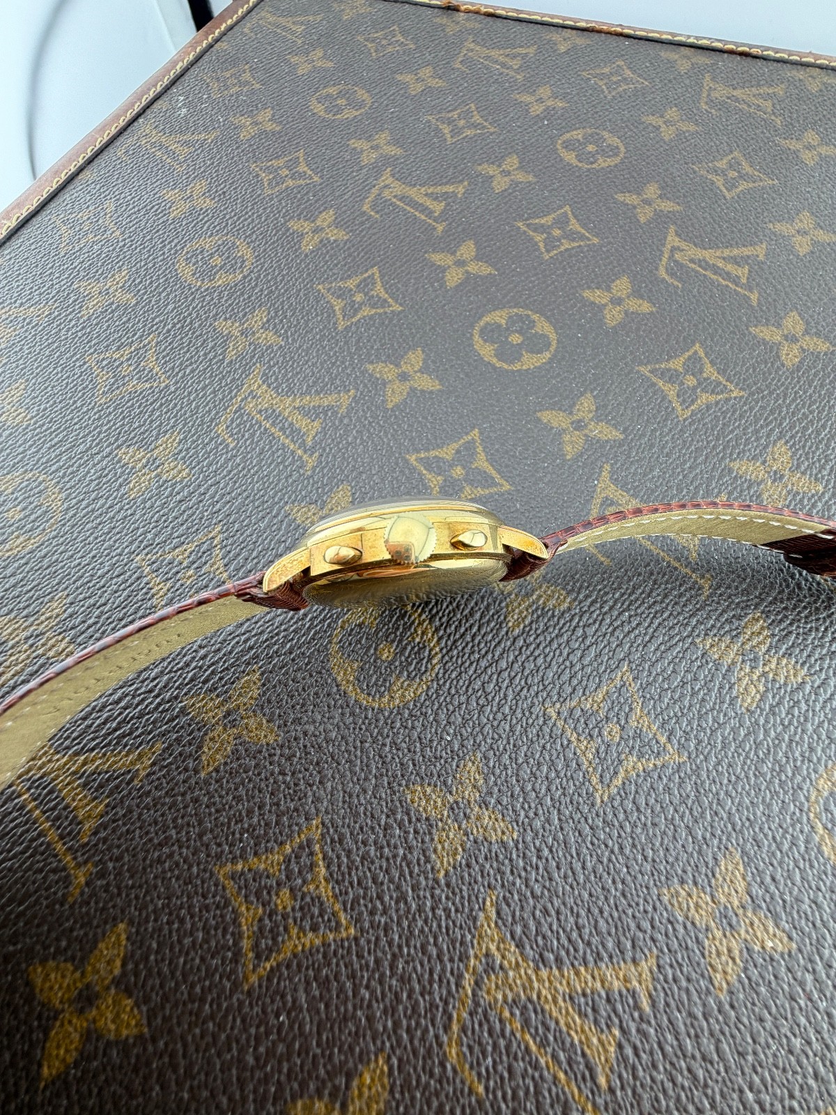 Universal Genève Tri-Compax Calendar Moon Phases Gold Yellow Case 18kt