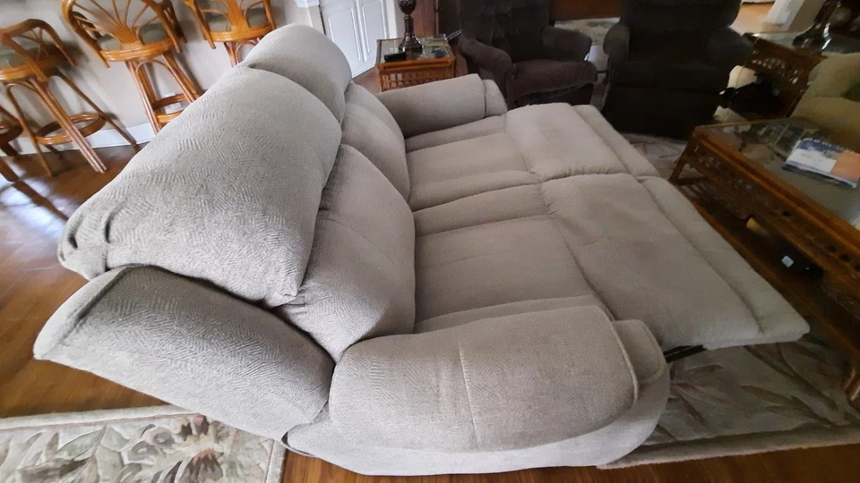 Reclinable Power Lift Loveseat, con enchufes USB. Foto 2 de 4