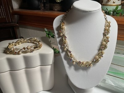 Lisner Vintage gold tone leaves and flowers choker and bracelet set