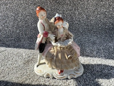 ANTIKE CILA PORZELLAN FIGUR PAAR LIEST ROKOKO GOLD VERGOLDET SPITZE ORNAMENT