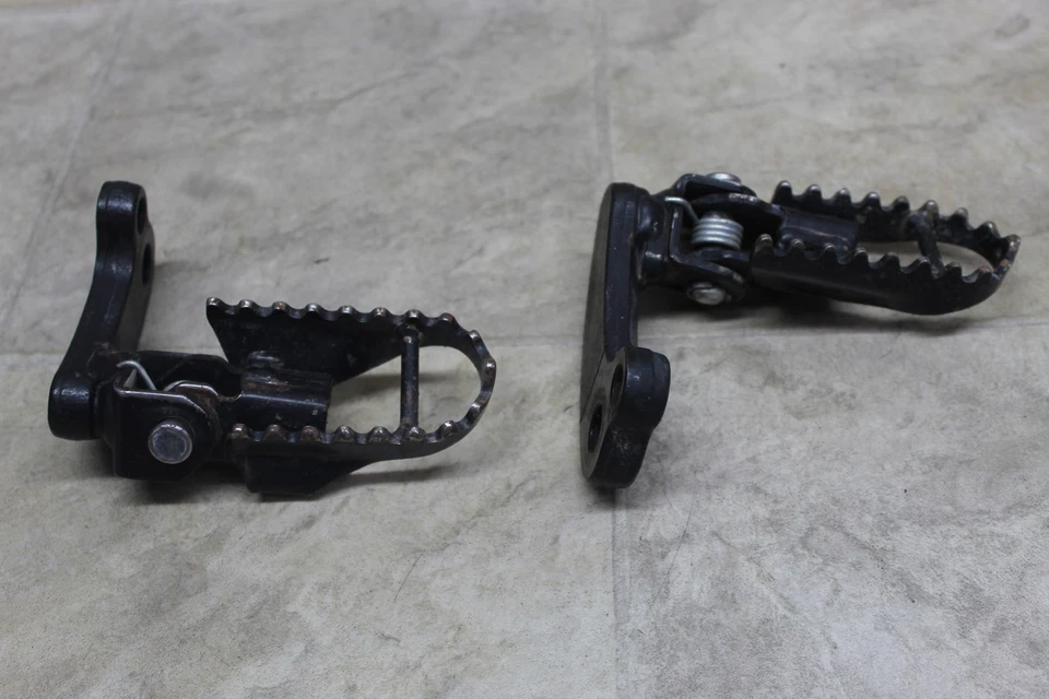 Conjunto de pinos 2015-2019 Suzuki Dr200s OEM esquerdo direito apoio para os pés dianteiro par - Imagem 3 de 4