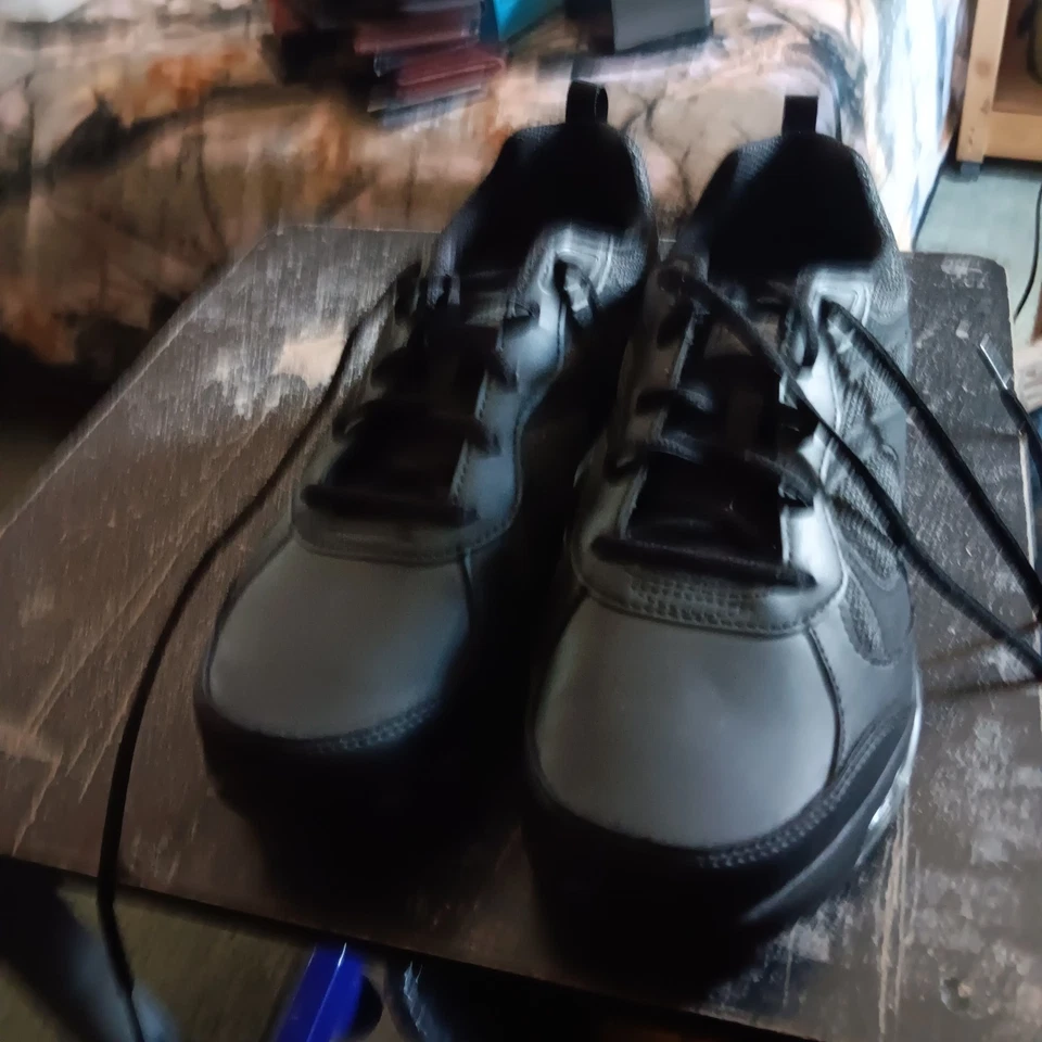 Zapato de trabajo antideslizante Tread Safe para mujer nuevo nunca usado. Talla 11 Ancho Foto 2 de 2