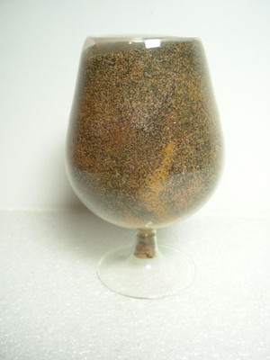 Brandy Style doppelwandiges Glas gefüllt mit Sand. Vermutlich ein Souvenir. No Maker's