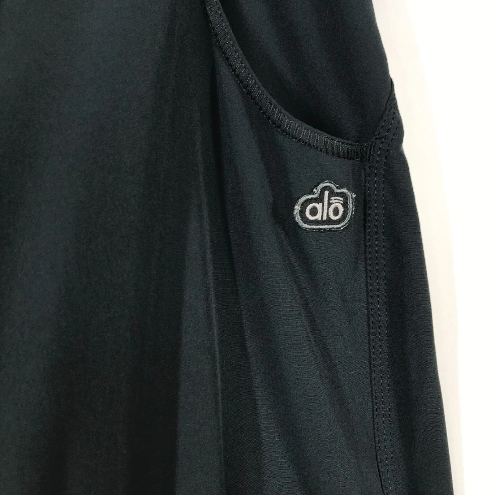 alo-yoga snap drawstring waist capri's pants