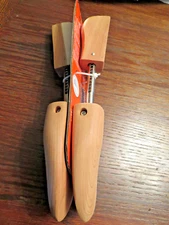 KIWI Cedar Shoe Tree -1 Pair Adjustable new
