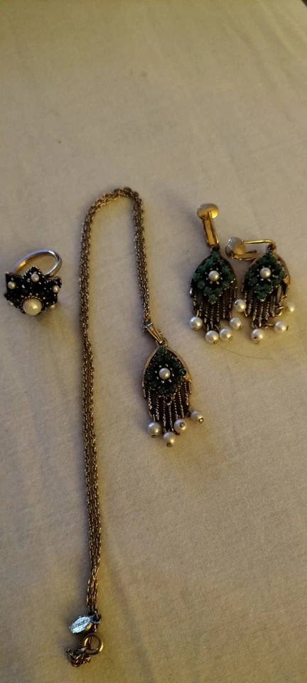 Vintage 1967 Sarah Coventry Gold Plated 'Pagoda' Parure With Faux Pearls & Turq - Image 2 of 4