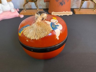Vintage Japan Lack Ware runde Schatulle Holz 12 cm Durchmesser mit Quaste Karate Design