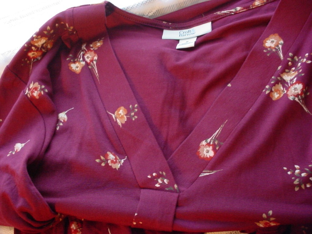 Croft And Barrow Pullover Stretch Knit Top Size Medium Burgundy Floral Vneck