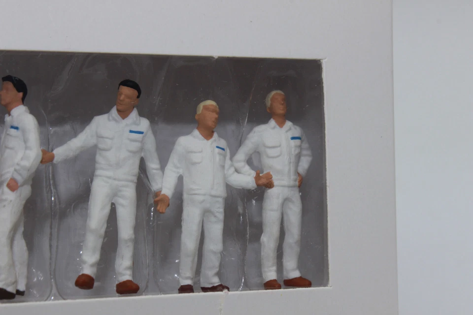 Preiser 68212 White 6 Figures Workers 1:50 Figures New in Original Packaging - Image 3 of 4