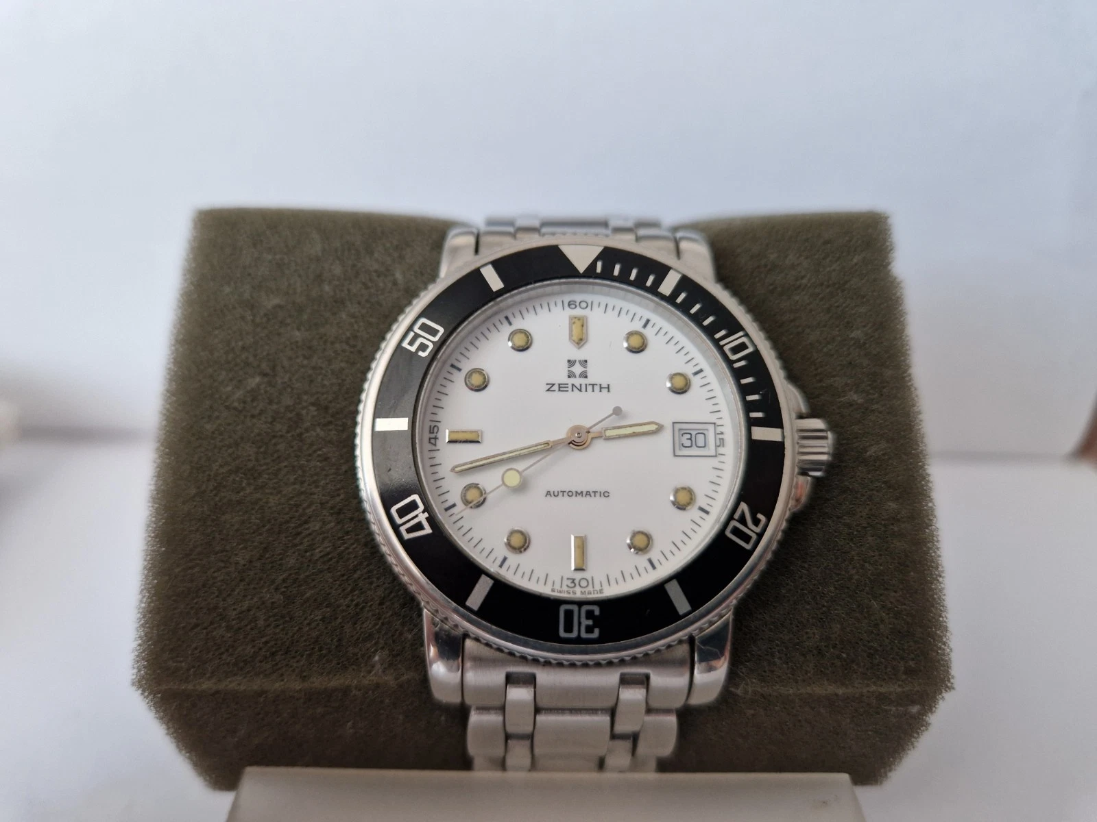 Zenith — ZENITH Rainbow Automatic Diver 200 Meters - White Dial -Black Bezel  Rotating.