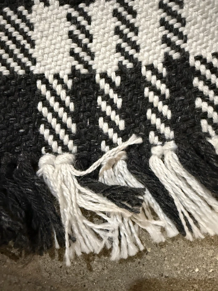 Area Accent Rug Modern/Contemporary Black And White /Target 25”x38” Ivory - Image 4 of 4